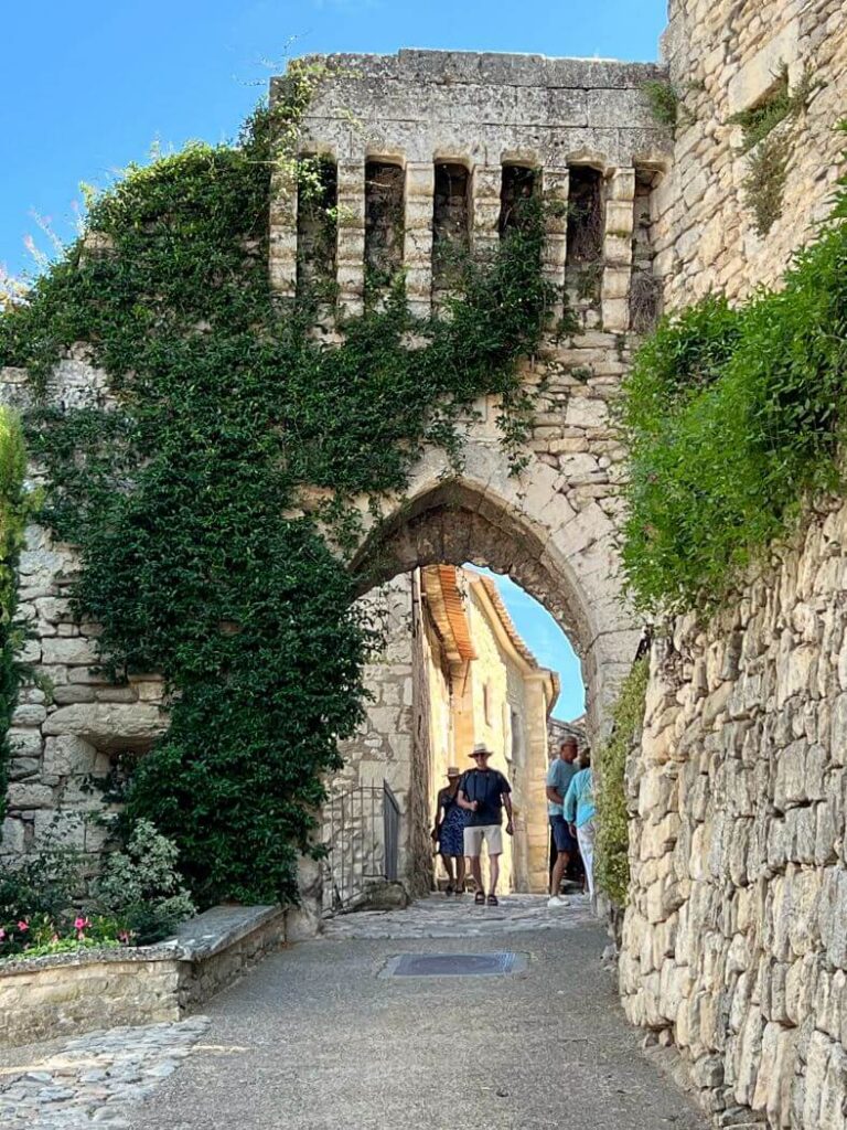 Entrada al casco antiguo de Lacoste