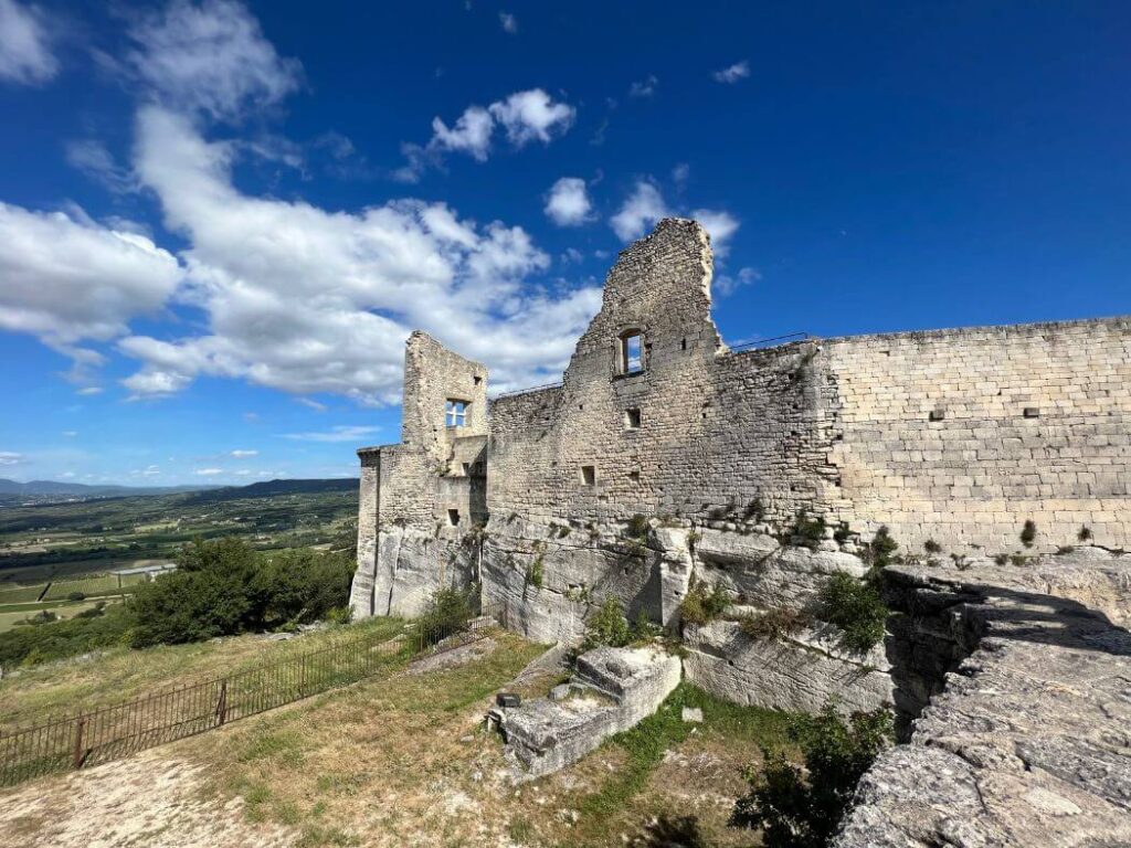 Ruinas del Castillo del Marqués de Sade