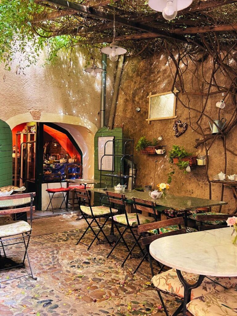 Lourmarin cozy cafe