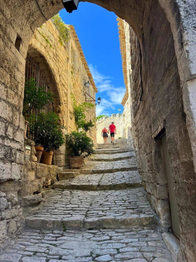 estrecha calle/escalera empedrada en el camino hacia el castillo de Lacoste