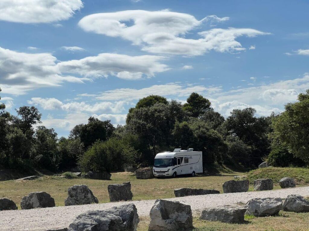 Autocaravana aparcada en el aparcamiento del Castillo de Lacoste