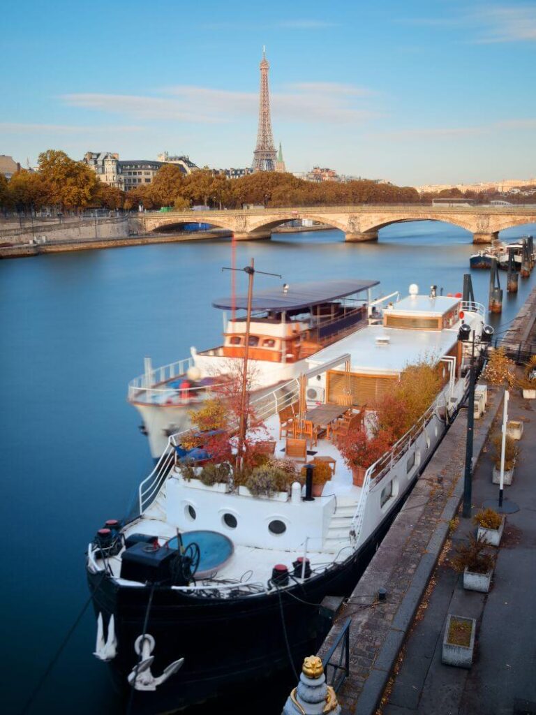 gran barco en el río Sena París