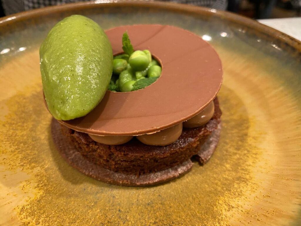 Postre de chocolate con mousse verde