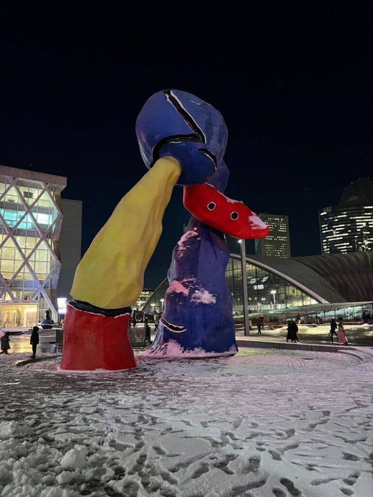 Esculturas de Miró en la puerta del centro comercial 4 Temps con nieve