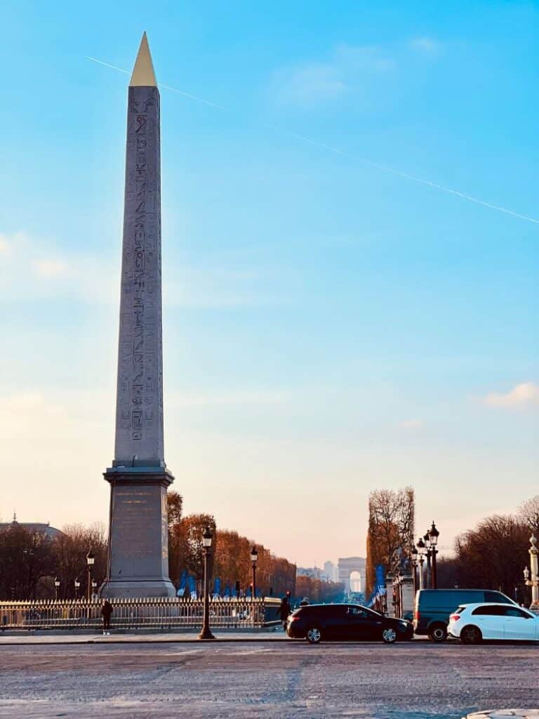 Obelisco Luxor en la Plaz de la Concordia de Paris con cielo azul del atardecer